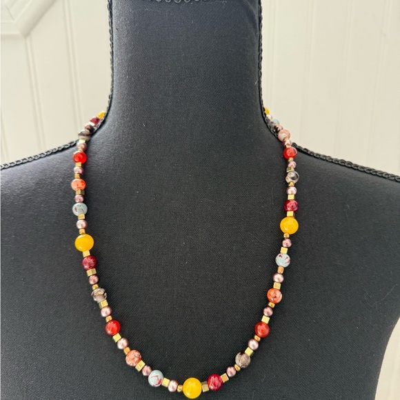 Elegant Multicolor Beaded Necklace - Picture 1 of 8